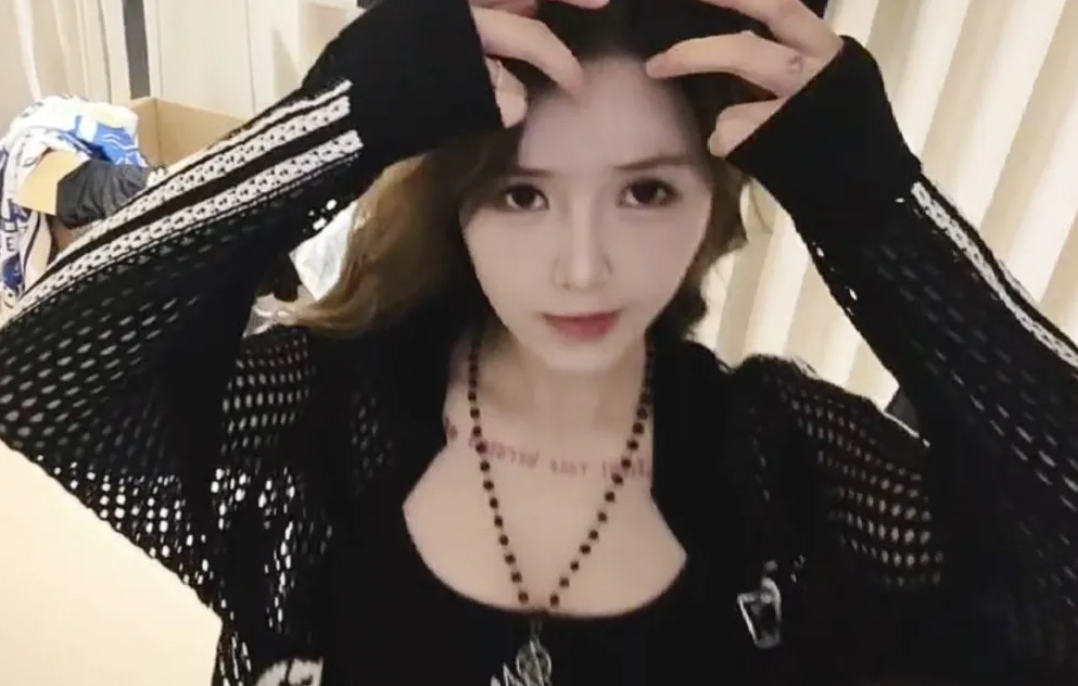 Thu nhập lên tới hàng triệu USD, nữ streamer bật khóc vì