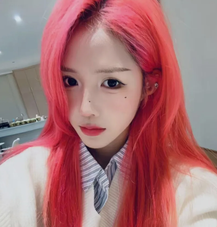 Thu nhập lên tới hàng triệu USD, nữ streamer bật khóc vì