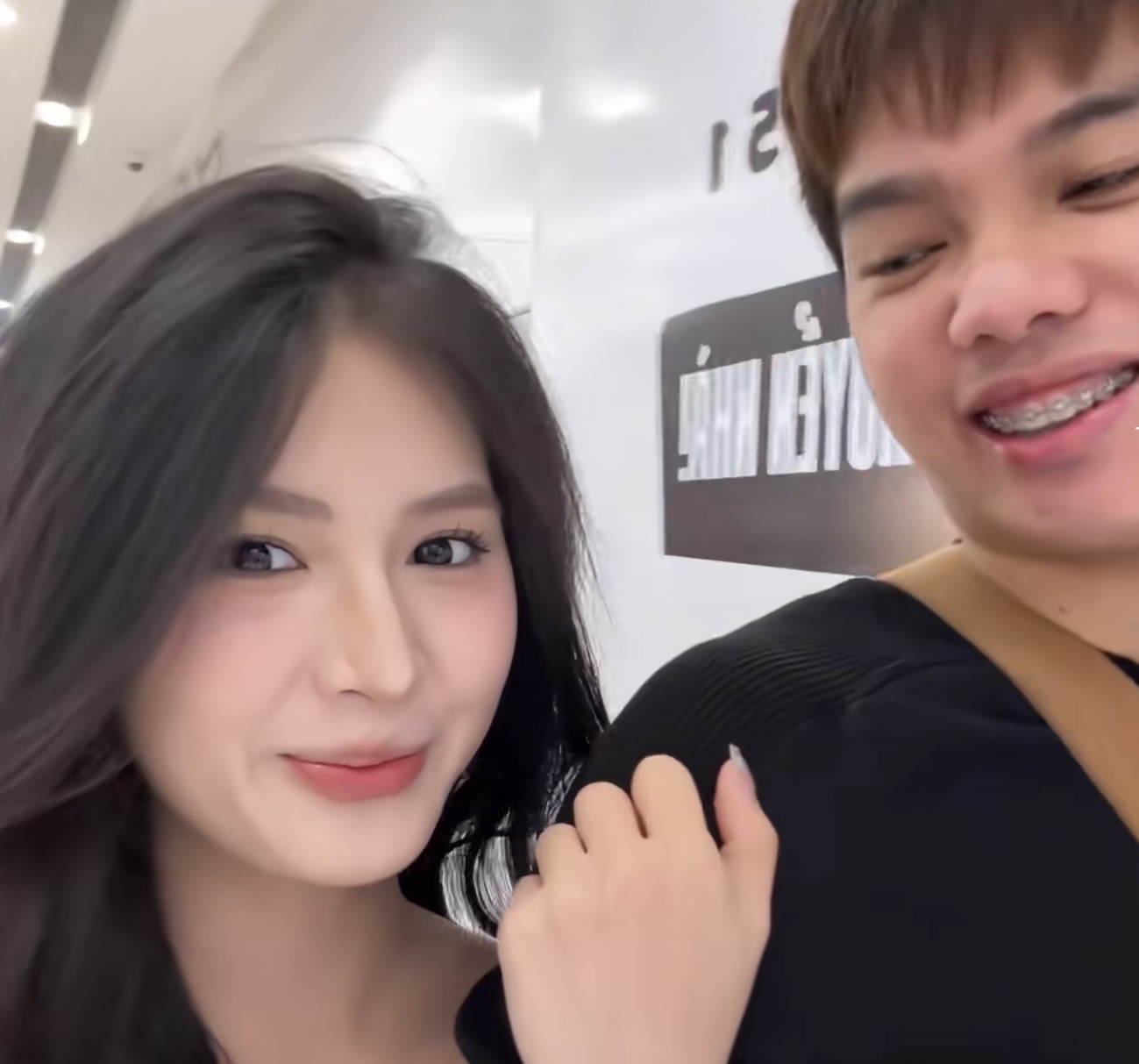 Quỳnh Alee dắt bạn trai đi shopping, màn 