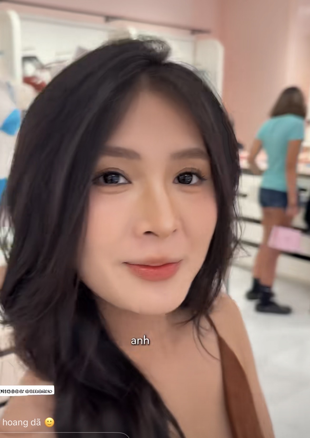 Quỳnh Alee dắt bạn trai đi shopping, màn 