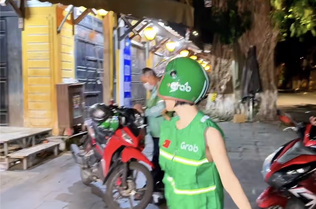 DJ Soda “đại náo” phố cổ, trải nghiệm có 1-0-2 ở Việt Nam
