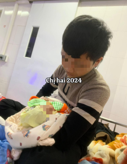 Khoe gia đình nhỏ, cặp đôi khiến dư luận bàn tán xôn xao, khó hiểu trước chiêu trò