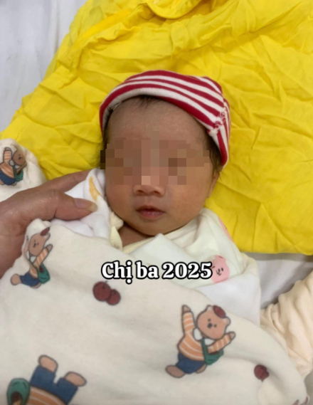Khoe gia đình nhỏ, cặp đôi khiến dư luận bàn tán xôn xao, khó hiểu trước chiêu trò