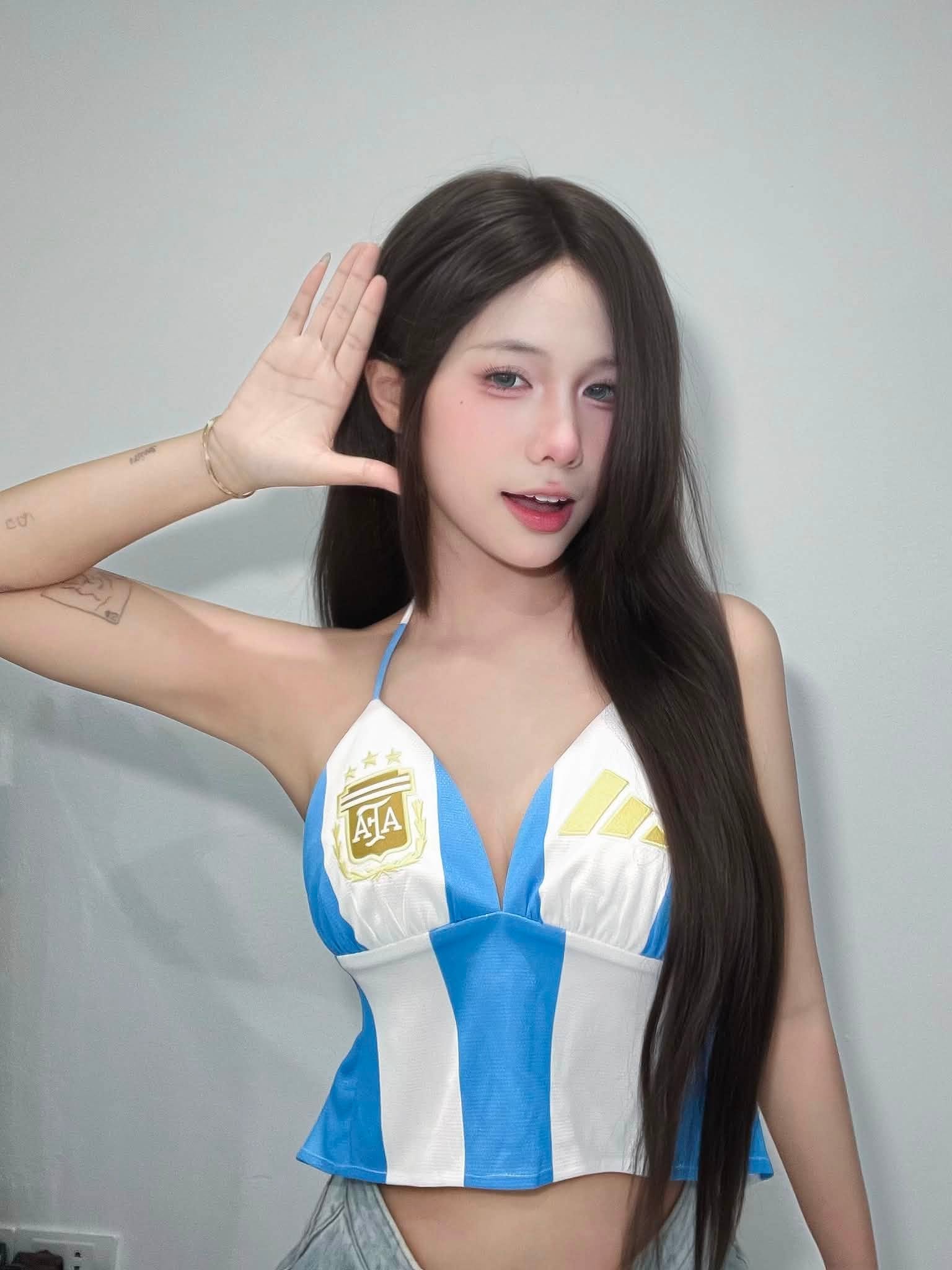 Mạnh dạn cổ vũ Argentina đi tiếp, fan girl khiến hội anh em