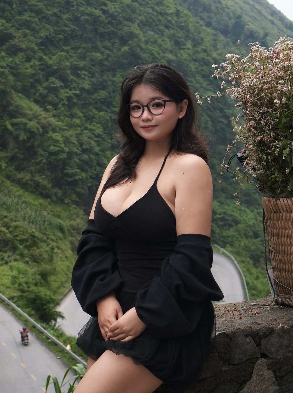 Nữ sinh khoe ảnh đi thực tế Lô Lô Chải, khiến các chàng trai đứng ngồi không yên