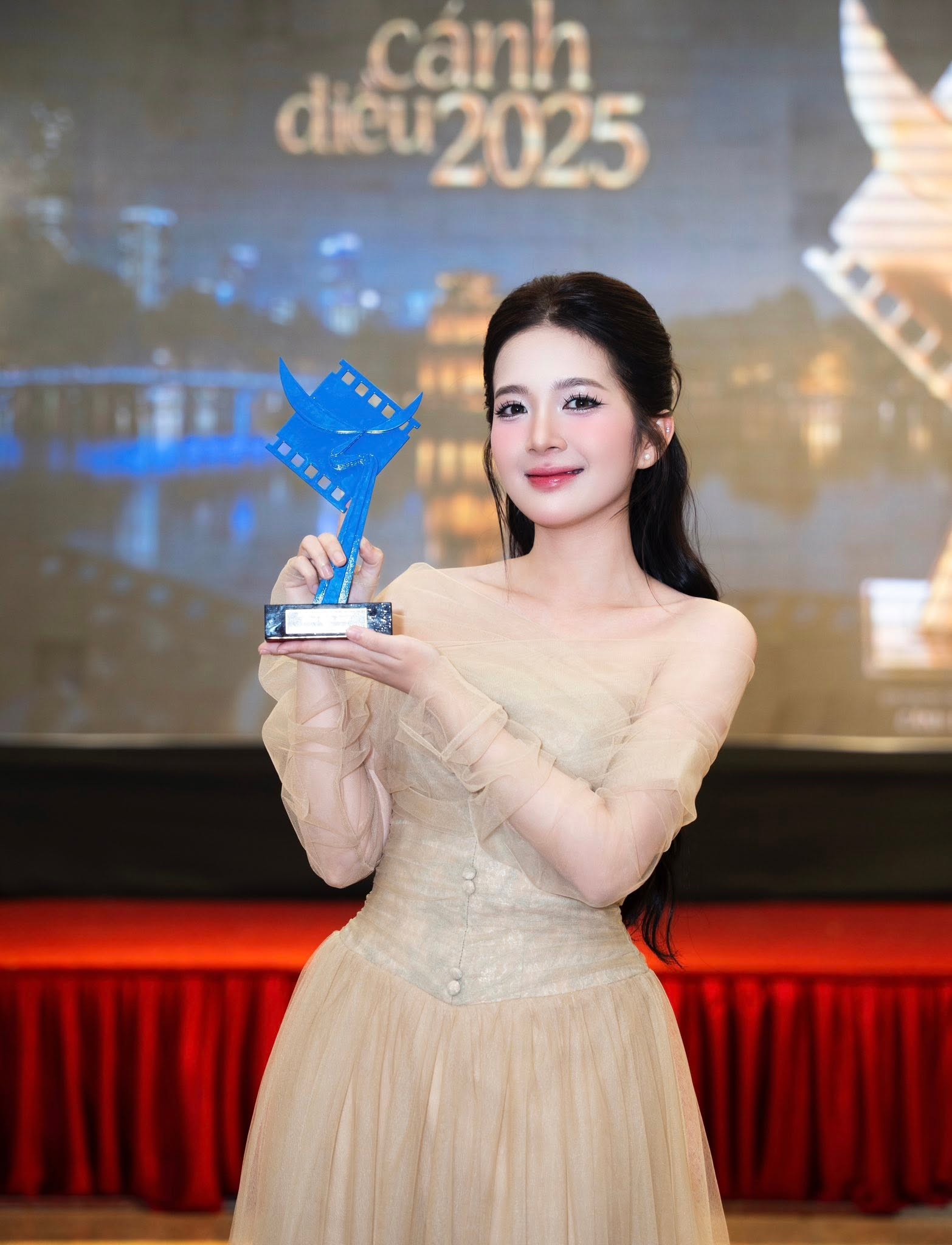 Khó rời mắt khỏi nhan sắc trong trẻo của nữ diễn viên phim giờ vàng của VTV