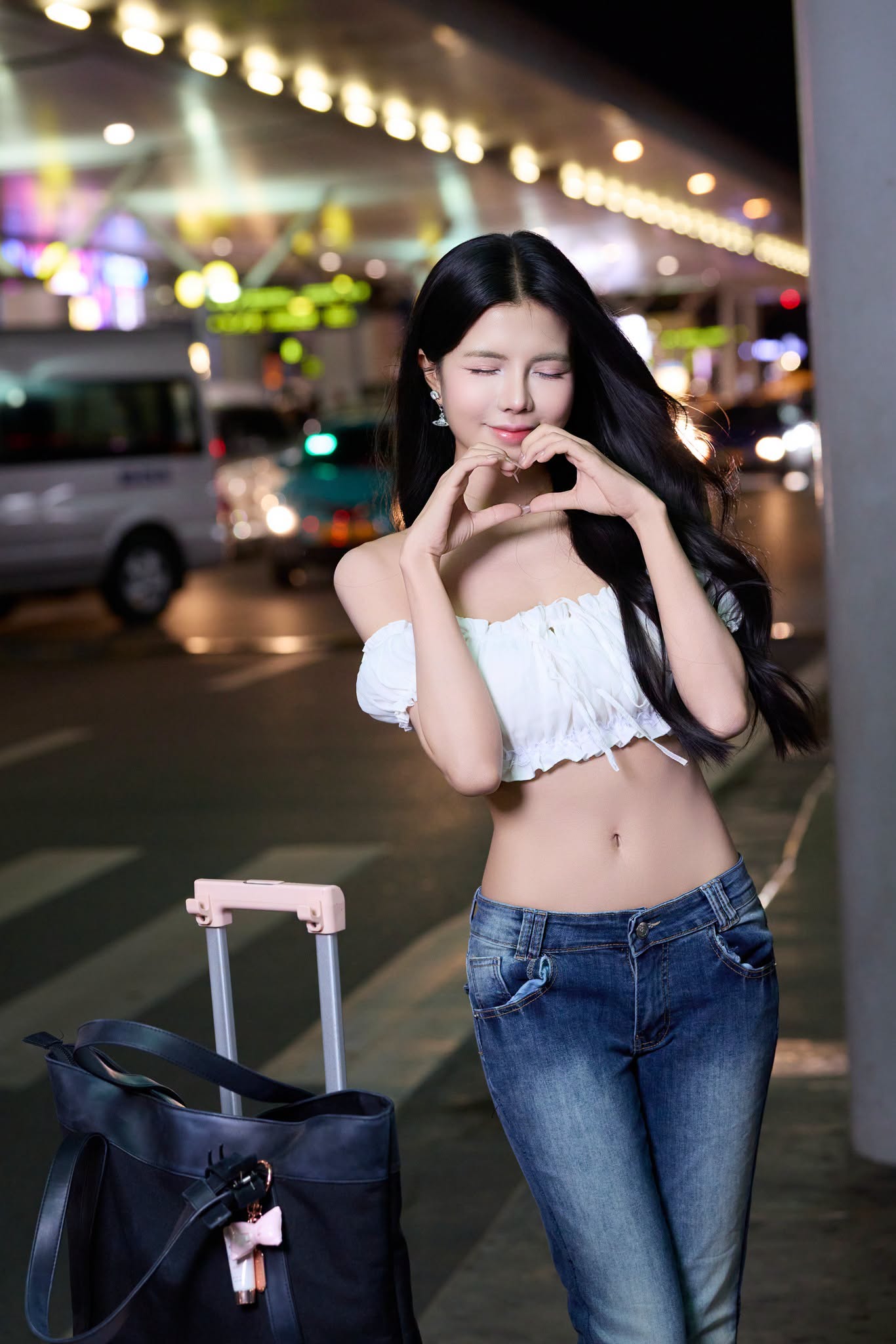 Mai Dora khoe vòng eo con kiến,