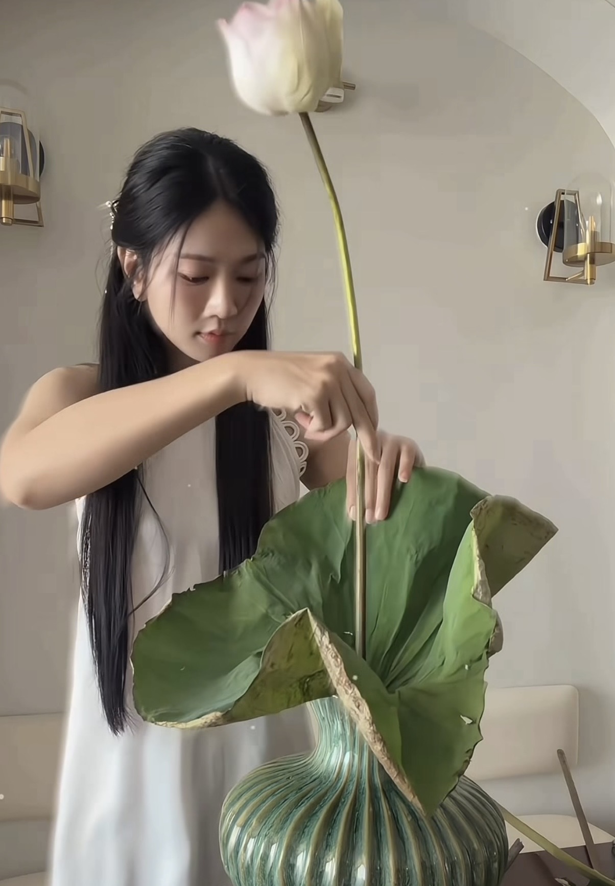 Lê Bống khoe vai trần nuột nà, lột xác ngoạn mục