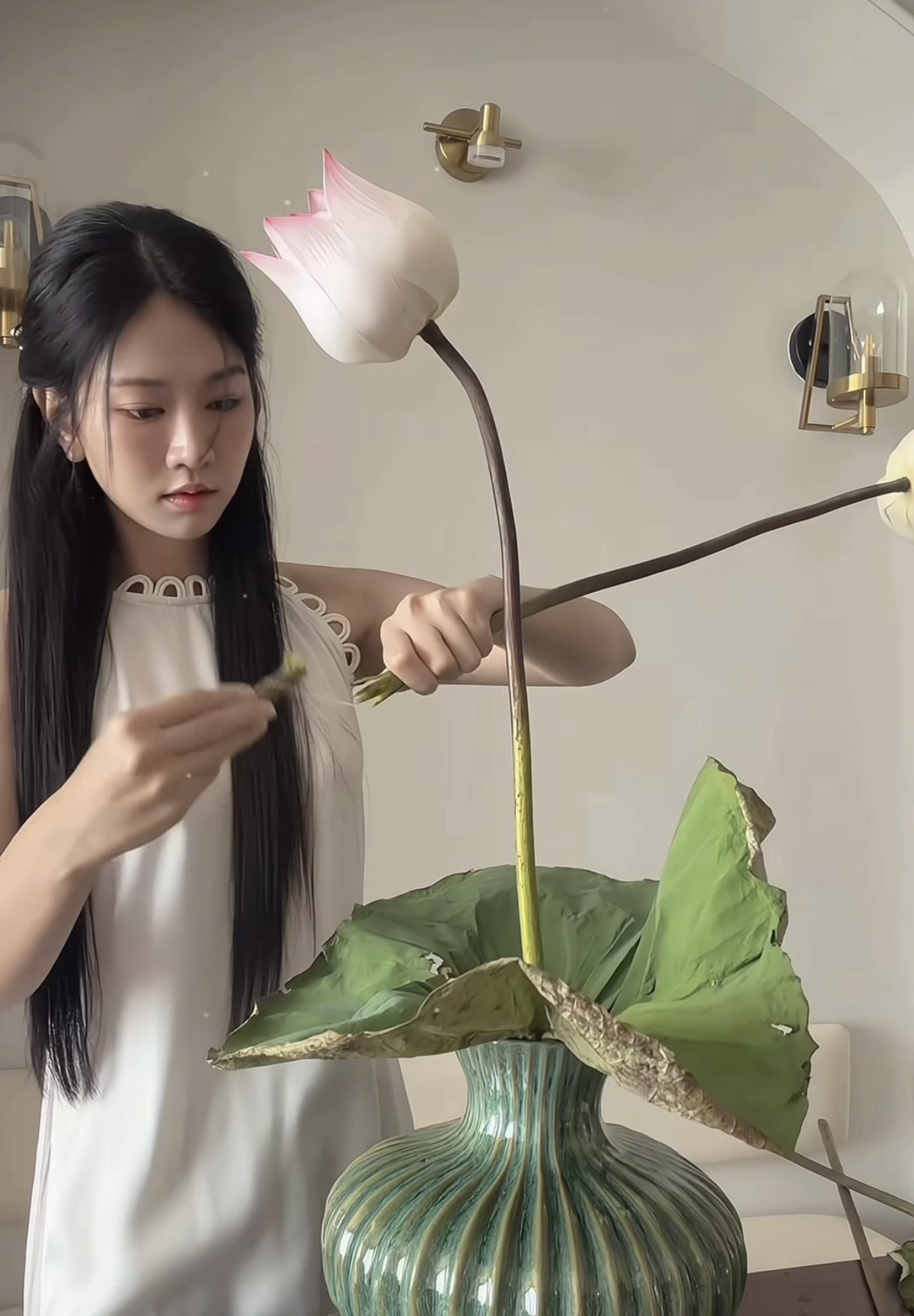 Lê Bống khoe vai trần nuột nà, lột xác ngoạn mục