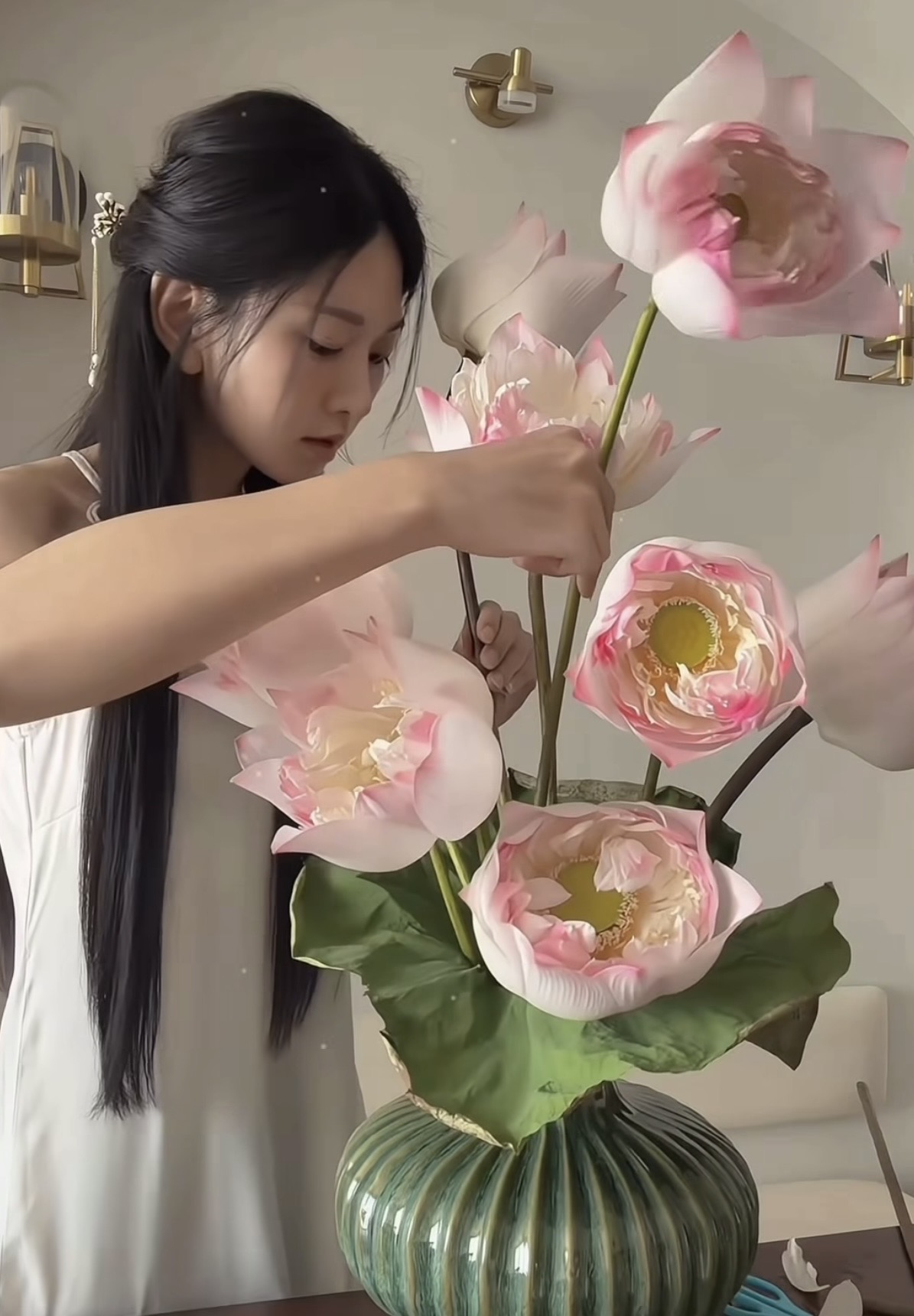 Lê Bống khoe vai trần nuột nà, lột xác ngoạn mục