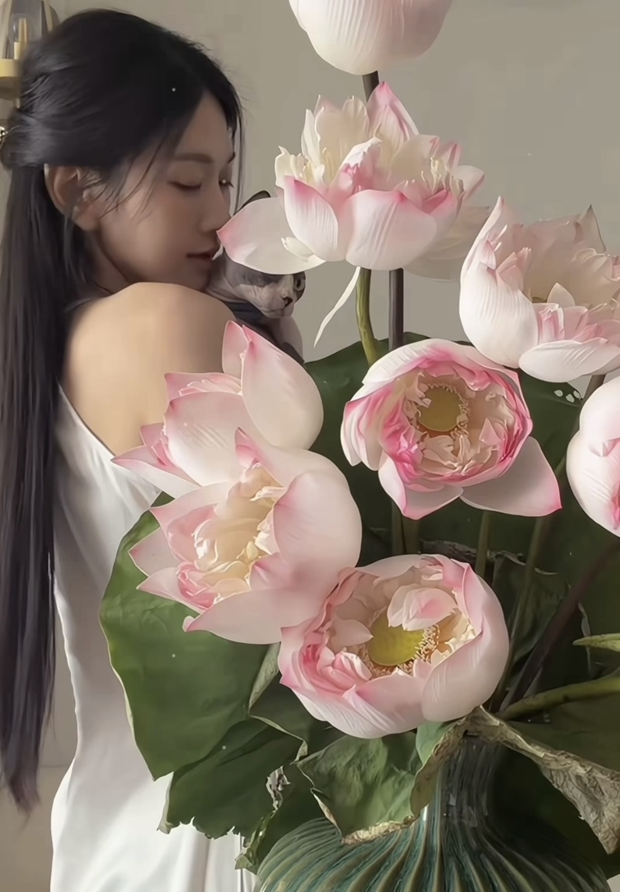 Lê Bống khoe vai trần nuột nà, lột xác ngoạn mục