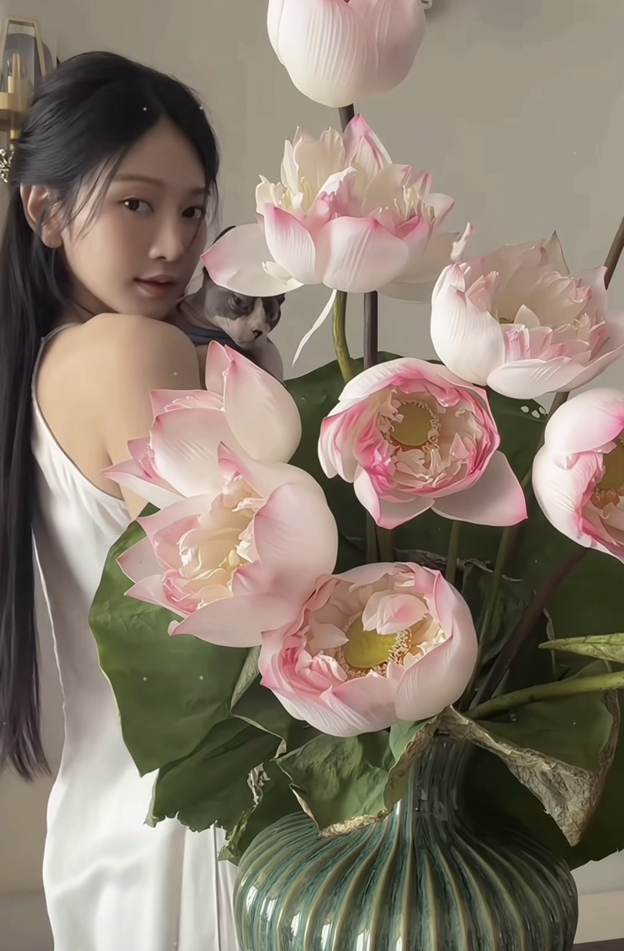 Lê Bống khoe vai trần nuột nà, lột xác ngoạn mục