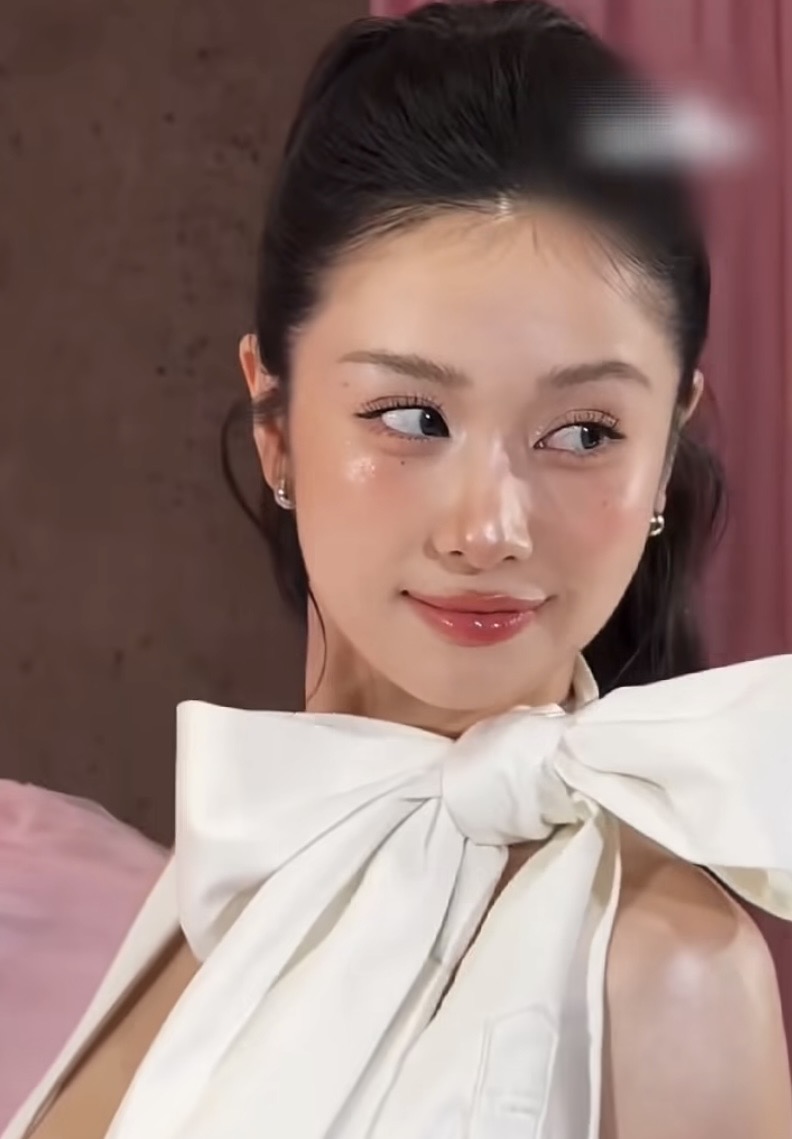 Jun Vũ hóa hộp quà, diện thiết kế nơ chiếm trọn ánh nhìn