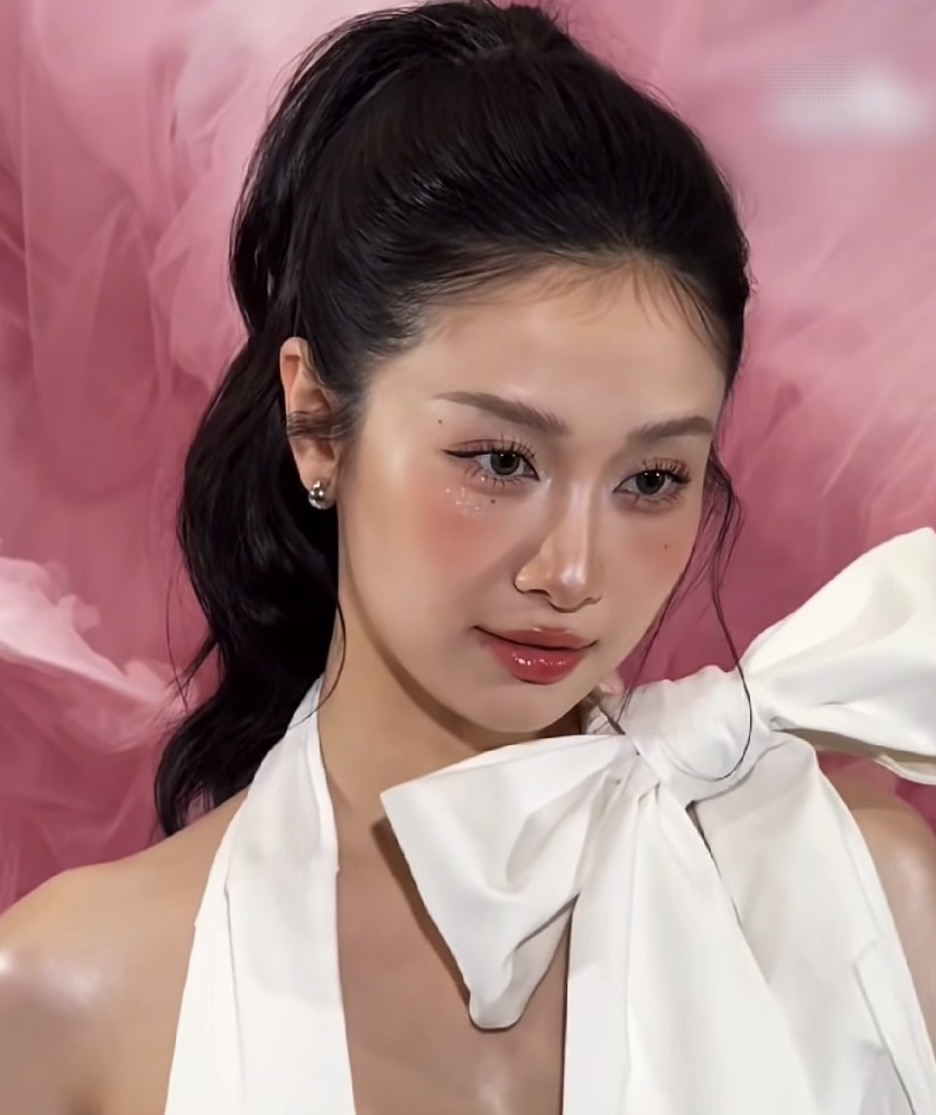 Jun Vũ hóa hộp quà, diện thiết kế nơ chiếm trọn ánh nhìn