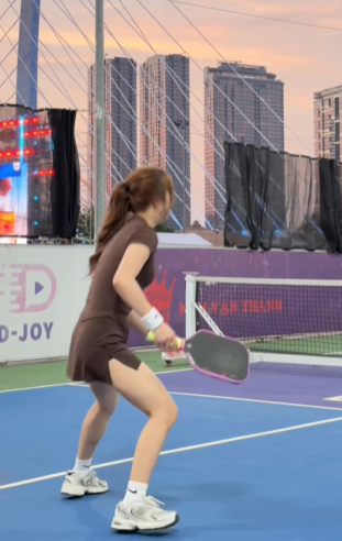 Chán bida, Gấm Kami chuyển sang bộ môn Pickleball khiến CĐM ngỡ ngàng