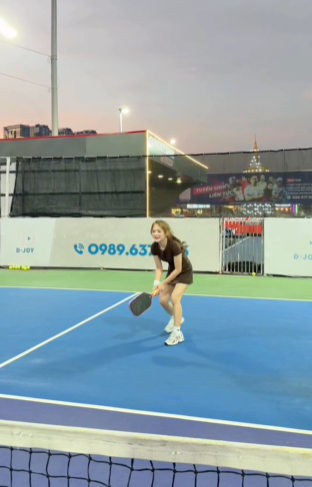 Chán bida, Gấm Kami chuyển sang bộ môn Pickleball khiến CĐM ngỡ ngàng