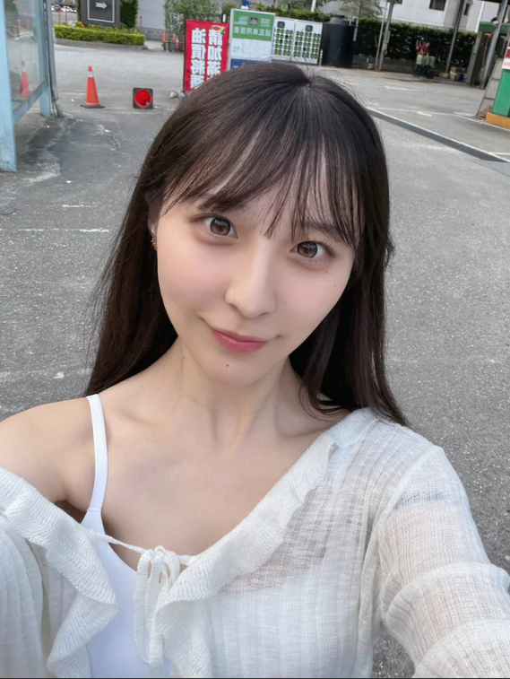 Lại thêm một hot girl tân binh cực kỳ gợi cảm vừa debut, CĐM nhanh chóng khen ngợi