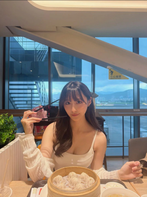 Lại thêm một hot girl tân binh cực kỳ gợi cảm vừa debut, CĐM nhanh chóng khen ngợi