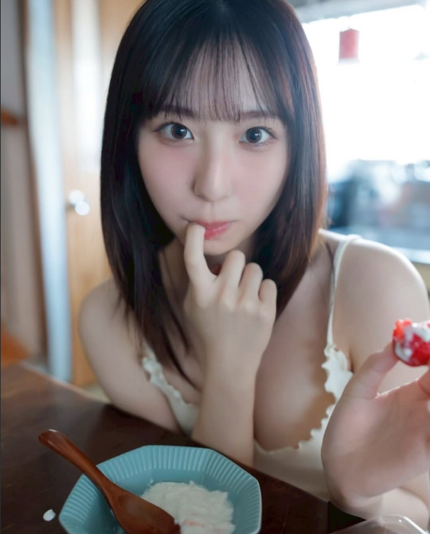 Lại thêm một hot girl tân binh cực kỳ gợi cảm vừa debut, CĐM nhanh chóng khen ngợi