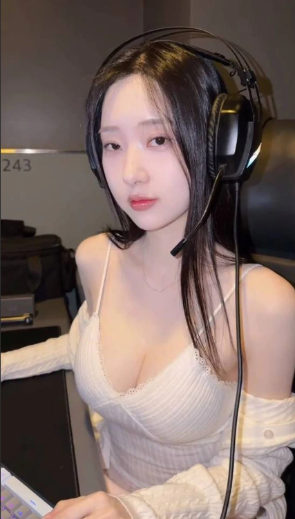 Thả nhẹ ảnh ngồi chơi game, hot girl xinh đẹp gây bão mạng, hóa ra là cái tên cực kỳ nổi tiếng