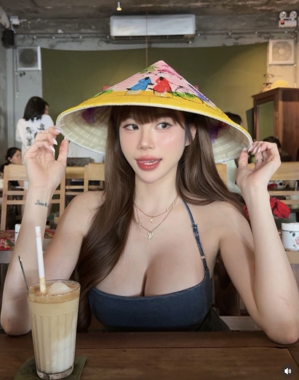 Thà nhẹ chiếc ảnh uống cà phê tại Đà Nẵng, nữ du khách thu hút ánh nhìn