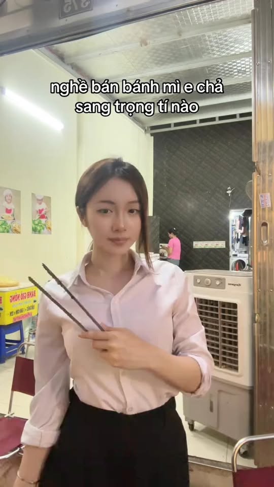 Chỉ đứng bán bánh mì, hot girl này vẫn