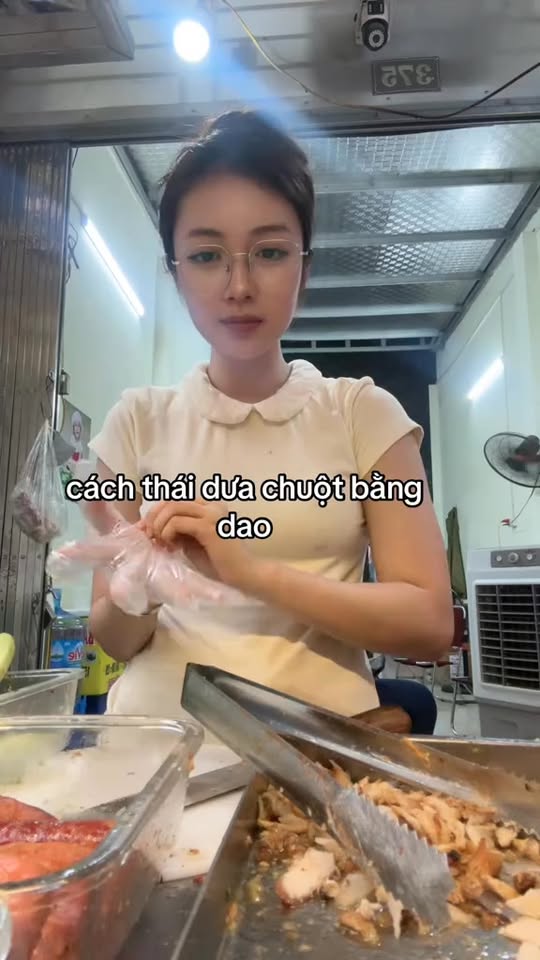 Chỉ đứng bán bánh mì, hot girl này vẫn
