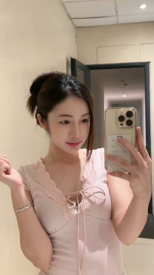 Chỉ đứng bán bánh mì, hot girl này vẫn
