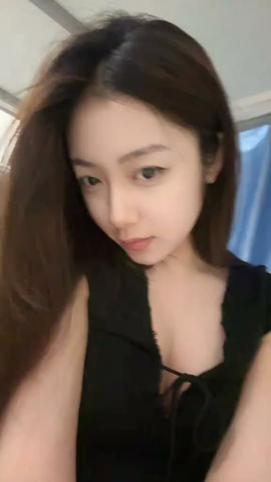 Chỉ đứng bán bánh mì, hot girl này vẫn