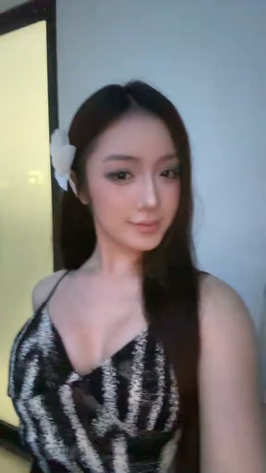 Chỉ đứng bán bánh mì, hot girl này vẫn