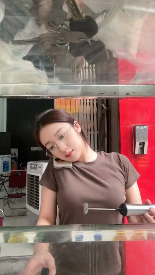 Chỉ đứng bán bánh mì, hot girl này vẫn