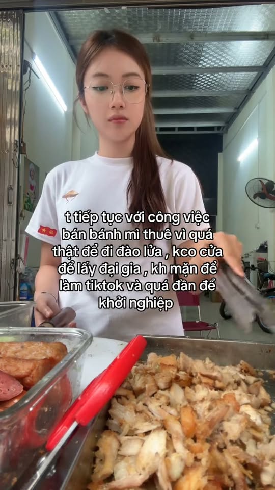 Chỉ đứng bán bánh mì, hot girl này vẫn