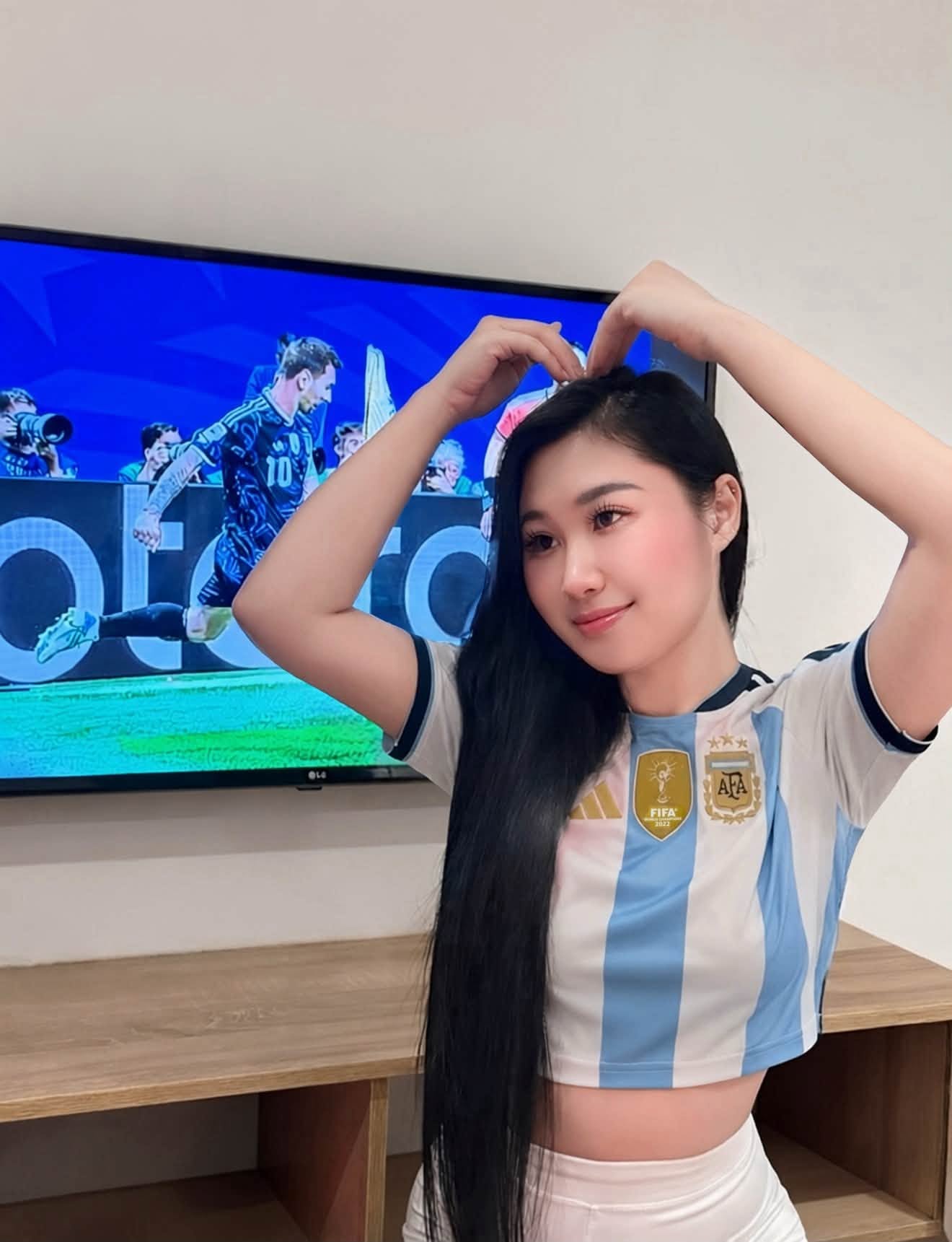Hòa chung không khí World Cup, gymer Lệ Đặng