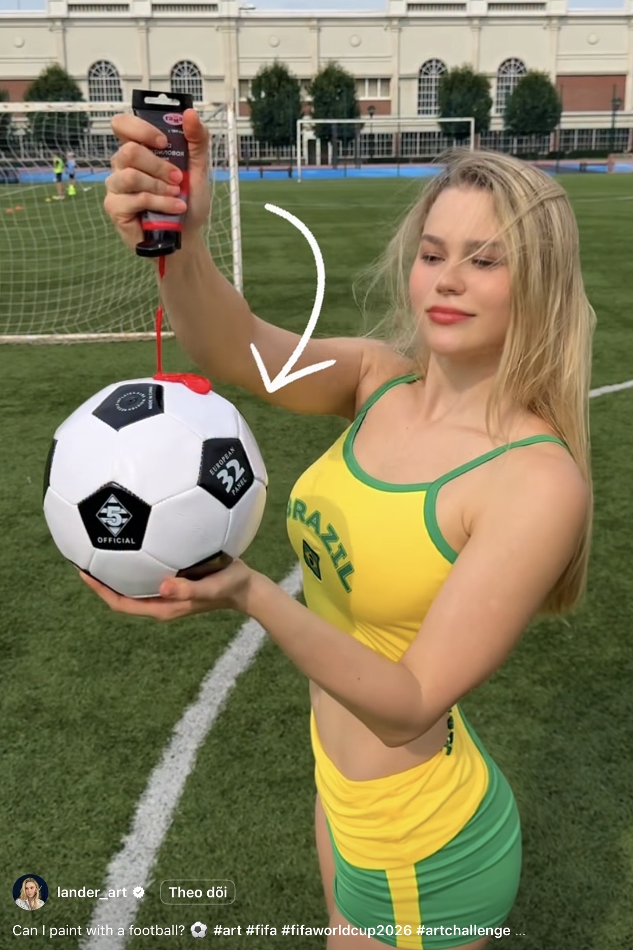 Nữ họa sĩ 1,3M sub gây bão khi