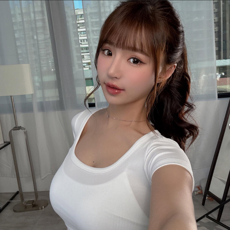 Hóa thân thành Pikachu đón sinh nhật gợi cảm, nàng hot girlr khiến MXH bùng nổ, tương tác tăng vọt