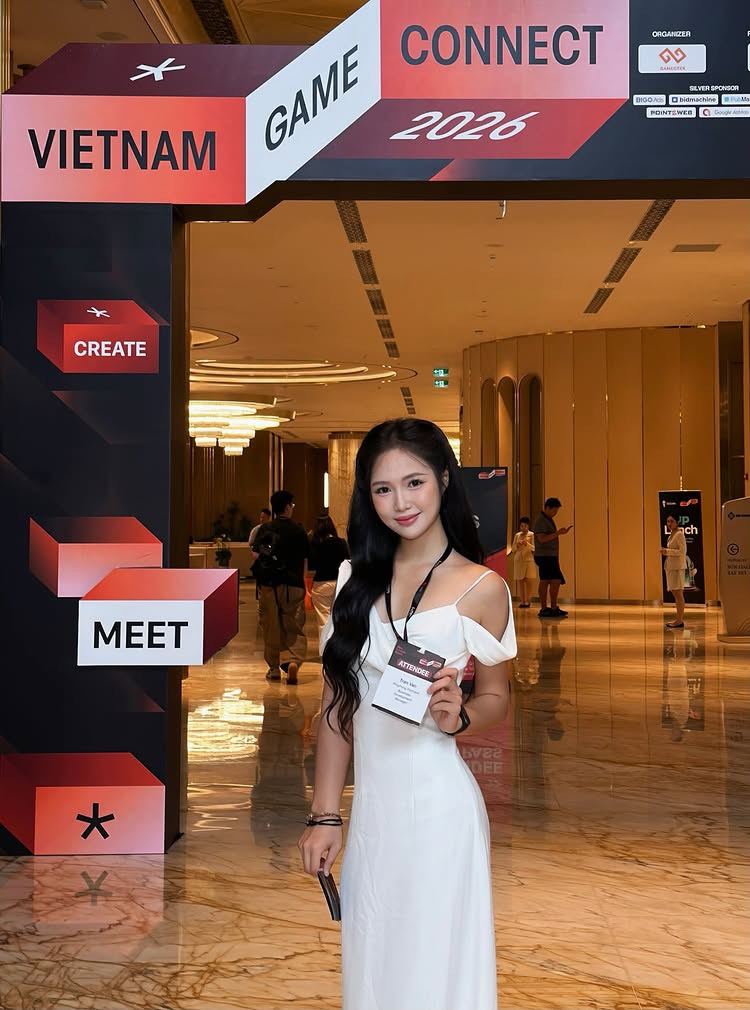 Hot girl đêm xem bóng đá, sáng vẫn đi gym và