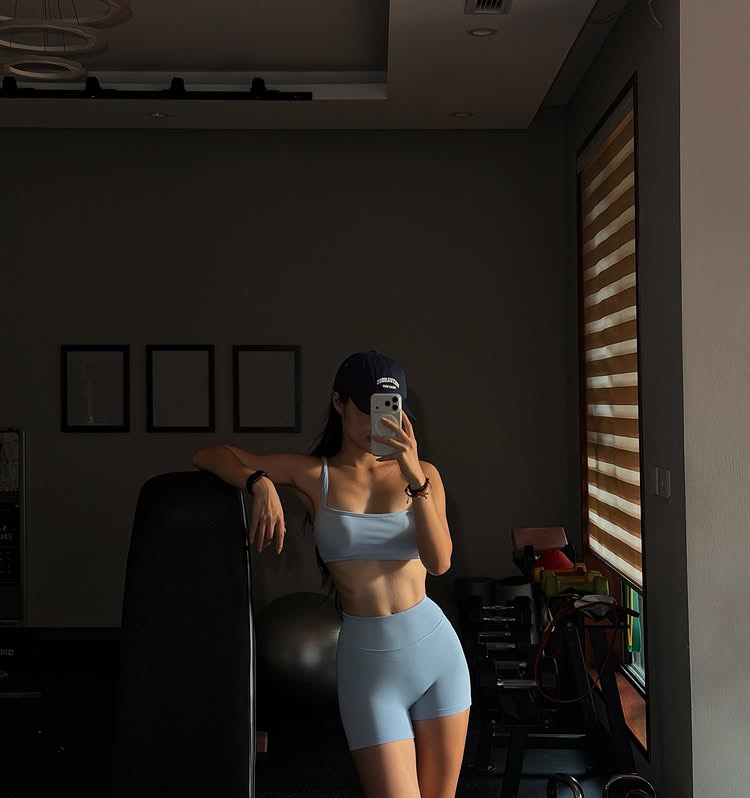 Hot girl đêm xem bóng đá, sáng vẫn đi gym và