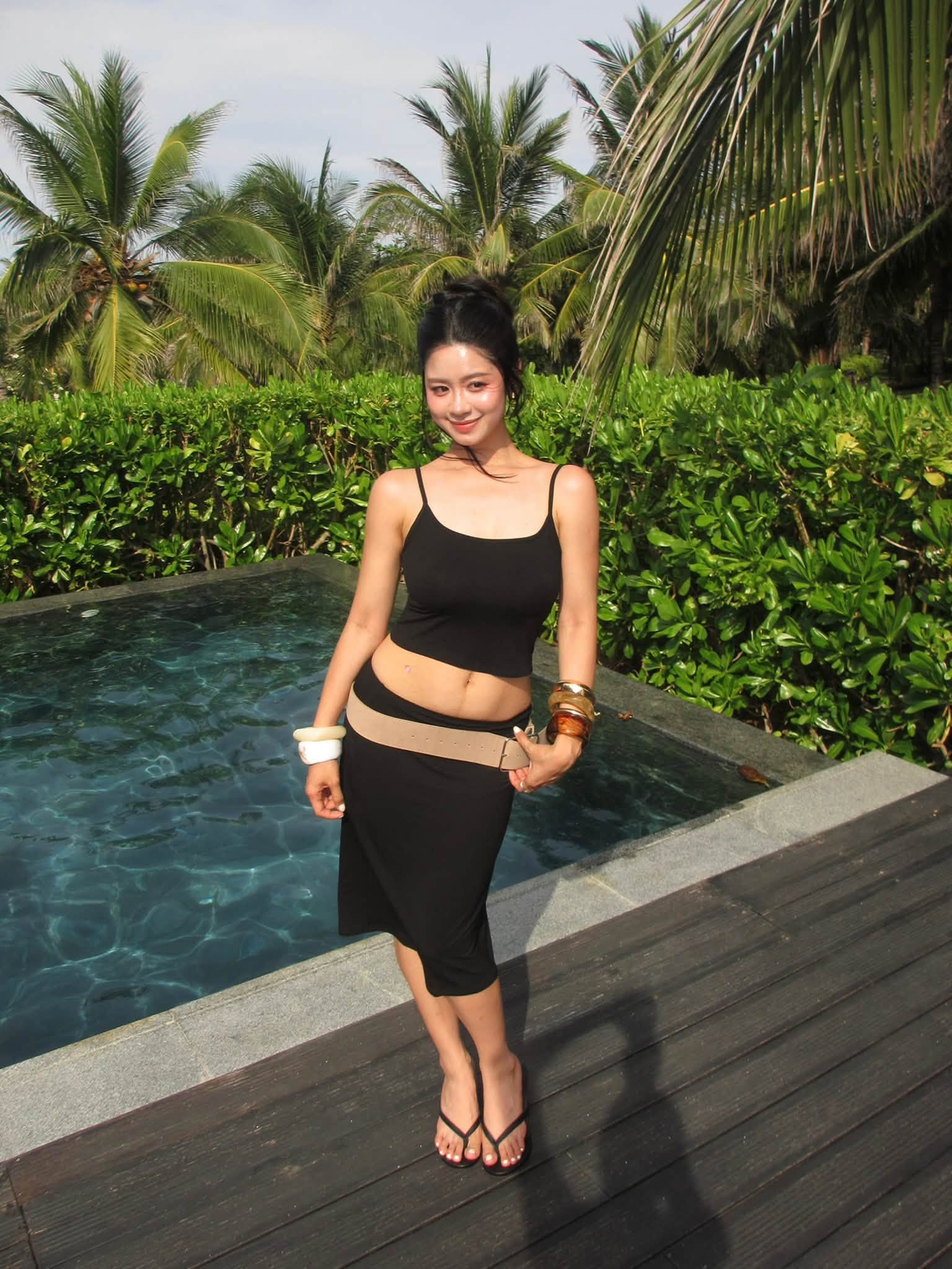 Hàn Hằng khoe dáng nóng bỏng,