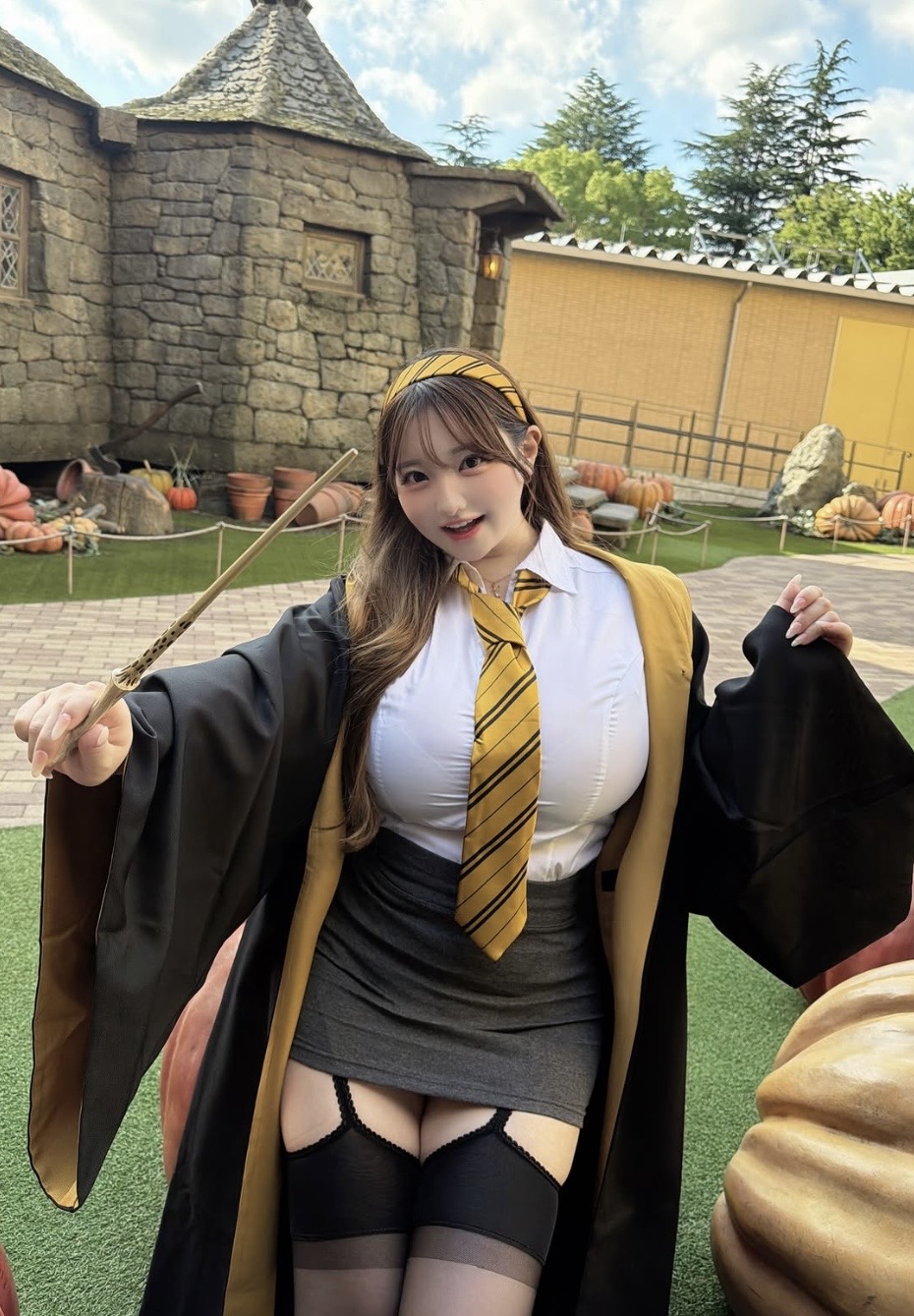 Hóa thân thành nữ sinh Hogwarts sở hữu vóc dáng chuẩn đồng hồ cát, hot girl hút tương tác