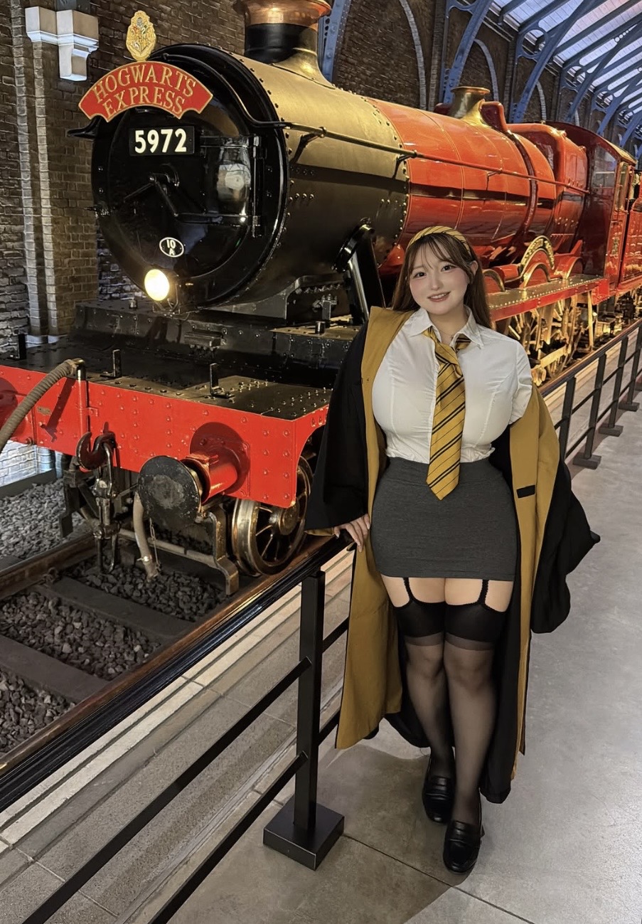 Hóa thân thành nữ sinh Hogwarts sở hữu vóc dáng chuẩn đồng hồ cát, hot girl hút tương tác
