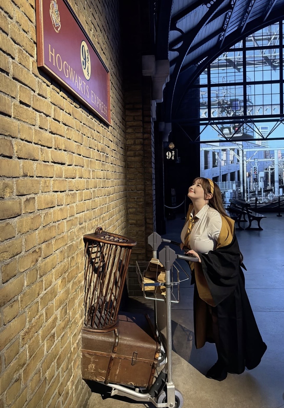 Hóa thân thành nữ sinh Hogwarts sở hữu vóc dáng chuẩn đồng hồ cát, hot girl hút tương tác