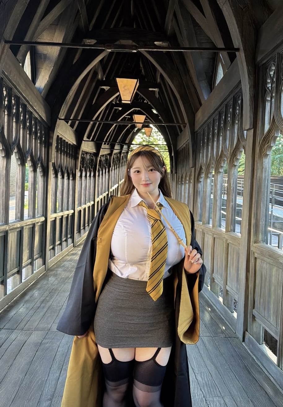Hóa thân thành nữ sinh Hogwarts sở hữu vóc dáng chuẩn đồng hồ cát, hot girl hút tương tác