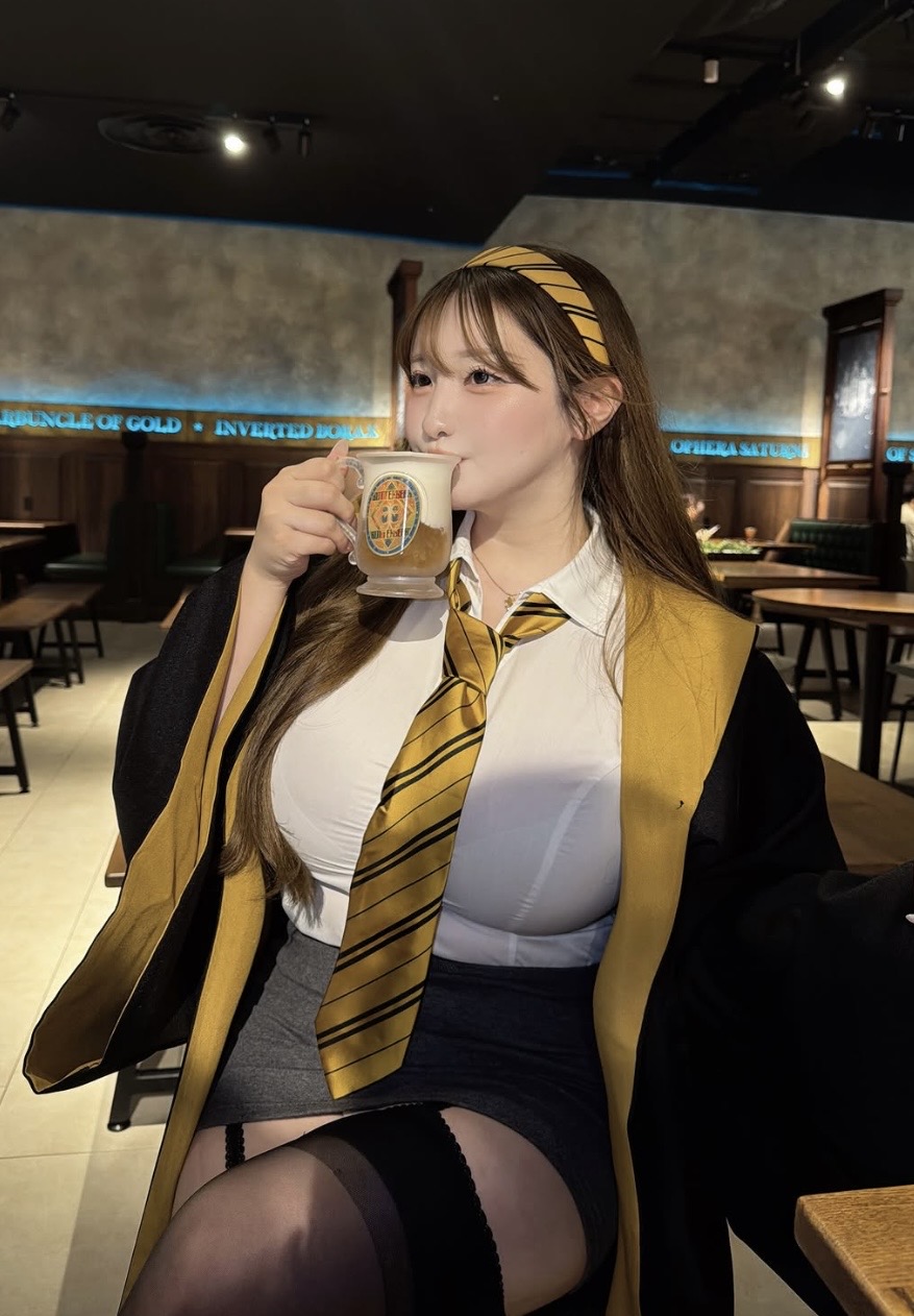 Hóa thân thành nữ sinh Hogwarts sở hữu vóc dáng chuẩn đồng hồ cát, hot girl hút tương tác