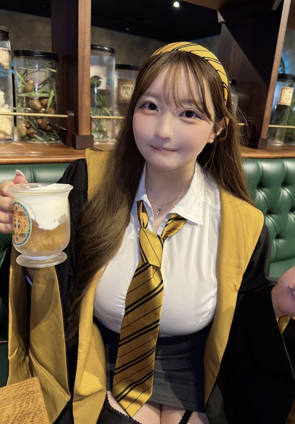 Hóa thân thành nữ sinh Hogwarts sở hữu vóc dáng chuẩn đồng hồ cát, hot girl hút tương tác