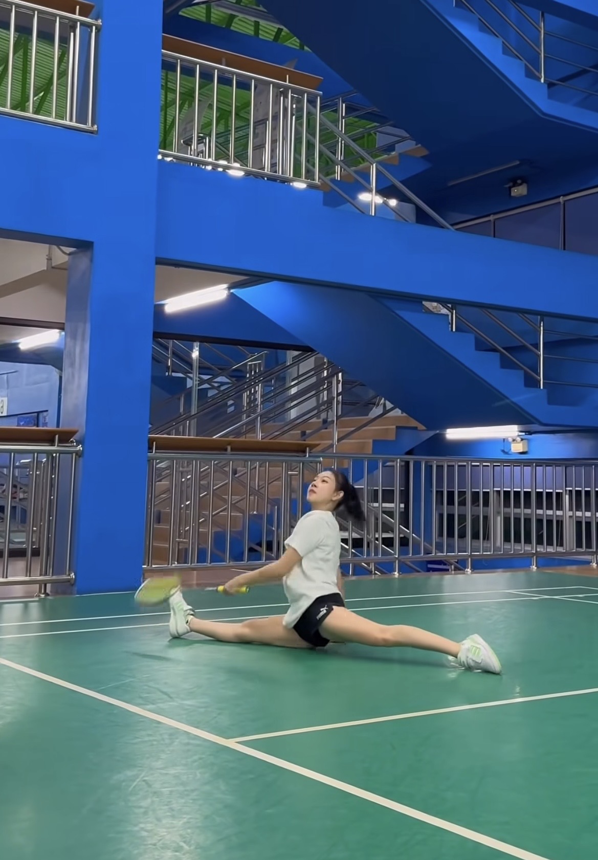 Cô gái trổ tài