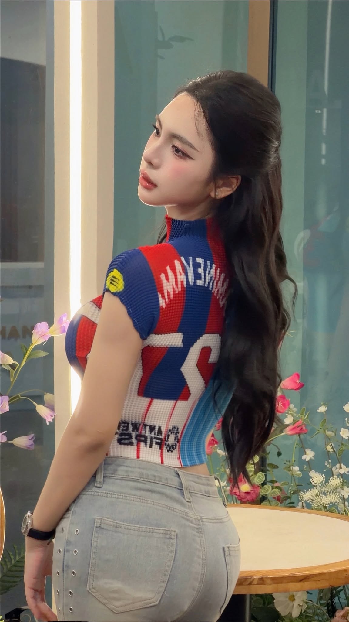 Fan girl Barcelona khéo léo cổ vũ cả hai đội tuyển, khiến ai cũng phải gật gù vì sự tinh tế