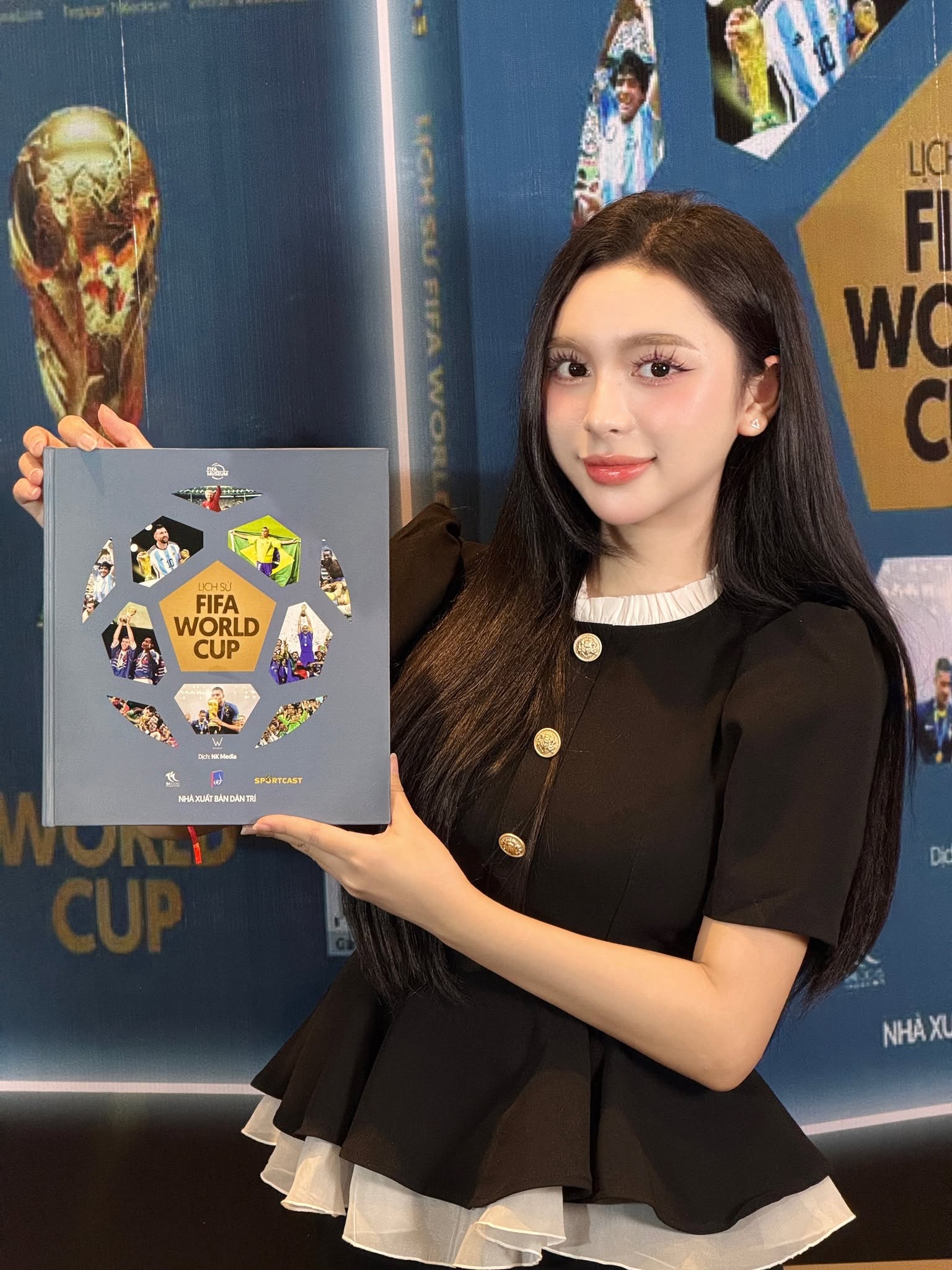 Fan girl Barcelona khéo léo cổ vũ cả hai đội tuyển, khiến ai cũng phải gật gù vì sự tinh tế