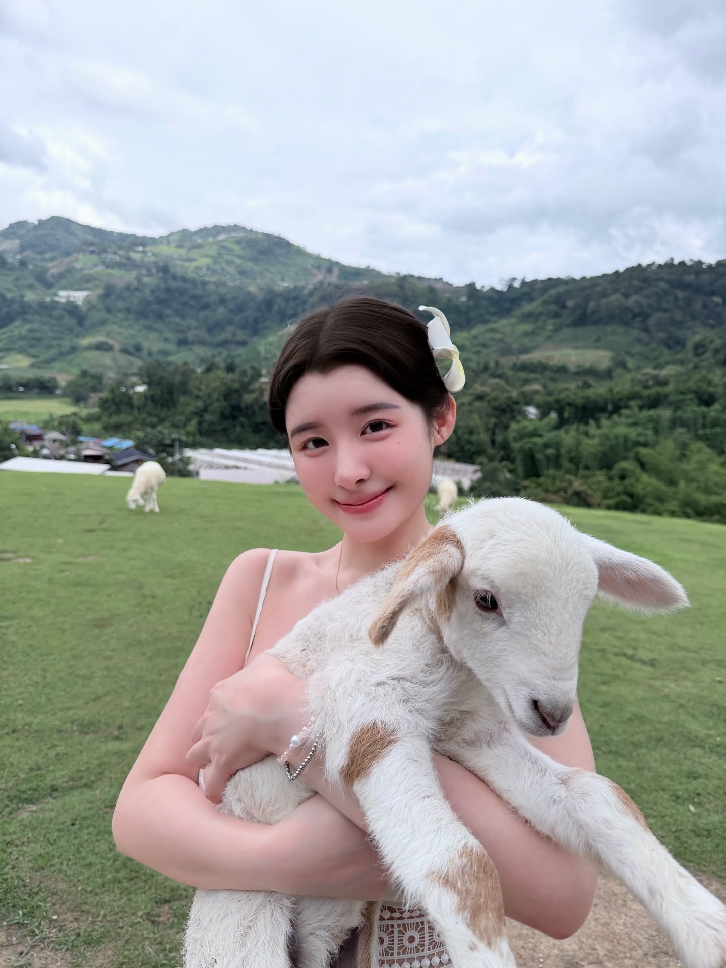 Biến hình thành fan girl Tây Ban Nha, hot coser khiến MXH mê mệt