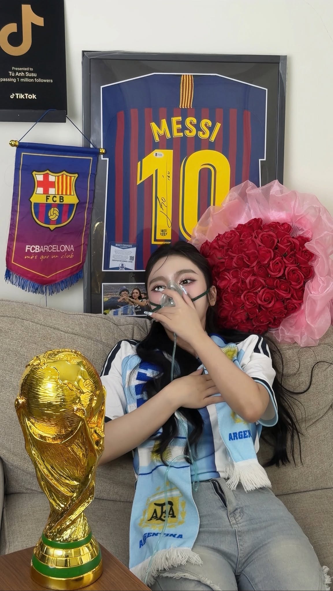 Fan girl Barcelona khéo léo cổ vũ cả hai đội tuyển, khiến ai cũng phải gật gù vì sự tinh tế