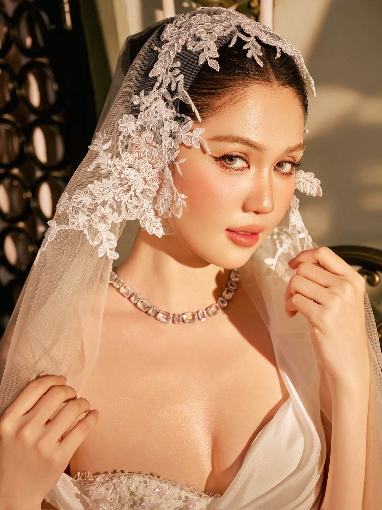 Ngọc Trinh hóa cô dâu, khiến dân tình